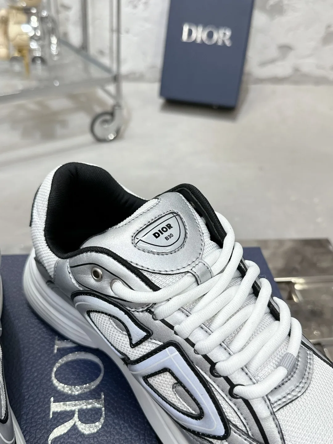 Men's men's shoes 💰600❤️❤️❤️High version Dior Dior's latest color matching B30 series reflective dad sneakers original 17380💰 purchased for development and production Brand new B30 sneakers Dad Shoes style shoes that follow the trend of the retro market The Dior logo on the tongue also indicates that this pair of shoes is the B30 model! B30 uses fine-textured leather and mesh cloth materials to form a shoe body. There are conspicuous letters CD on both sides of the shoe body to indicate identity. Many lines on the shoe body outline details to make the shoes look less monotonous and full of retro flavor. The delivery counter is exquisitely packaged🛍📦 ▪️Fabric: Original customized technical fabric + mesh ▪️Inner lining: Customized breathable lining ▪️Outsole: Original molded IP foam + TPU outsole ▪️Sole thickness: 3.5CM ▪️Size: Women’s size 35-40 / Men’s size 39-46